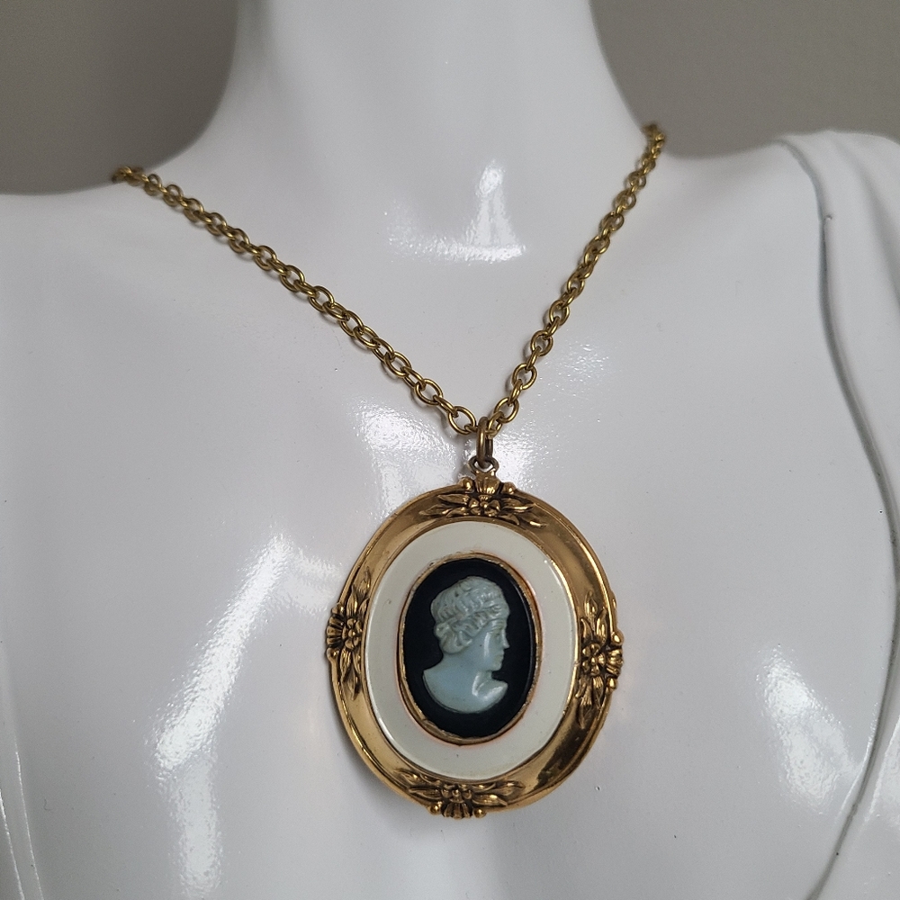 Vintage Victorian Gold Tone Black Blue Cameo Oval Locket Pendant Chain Necklace